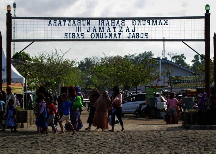 Potret Pantai Tanjung Pasir Kabupaten Tangerang Dipadati Wisatawan
