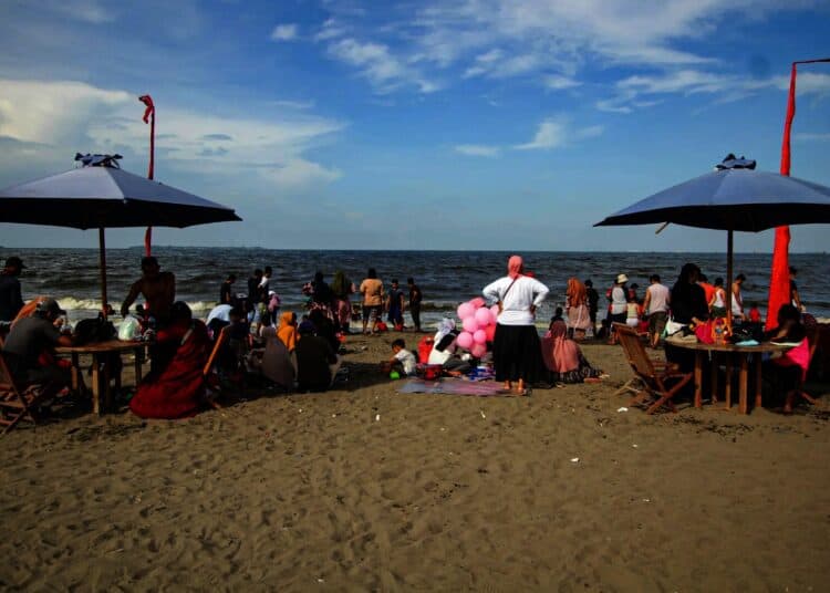 Potret Pantai Tanjung Pasir Kabupaten Tangerang Dipadati Wisatawan