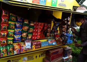 WARUNG MASA DEPAN GEMILANG–Universitas Primagraha (UPG), memberikan bantuan warung kepada masyarakat yang tersebar di lima Desa di Kabupaten Serang, Senin (27/9/2021). (SIDIK/SATELITNEWS.ID)