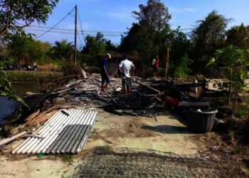 KEBAKARAN–Sebuah rumah kosong di Kampung Brebes RT 003 RW 001, Desa Mekarsari, Kecamatan Panimbang, Kabupaten Pandeglang, hangus terbakar, sekitar pukul 03.99 WIB (dini hari), Rabu (22/9/2021). (ISTIMEWA)