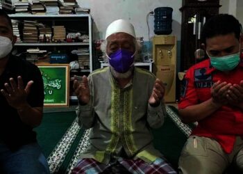 BERDOA–Abuya Muhtadi (tengah), bersama Kepala Rutan Pandeglang, Jupri (kemeja merah) dan stafnya, sedang berdoa untuk keamanan dan ketertiban masyarakat Banten, khususnya Pandeglang, Sabtu (11/9/2021). (ISTIMEWA)