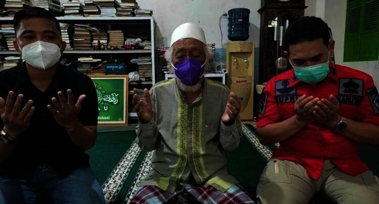 BERDOA–Abuya Muhtadi (tengah), bersama Kepala Rutan Pandeglang, Jupri (kemeja merah) dan stafnya, sedang berdoa untuk keamanan dan ketertiban masyarakat Banten, khususnya Pandeglang, Sabtu (11/9/2021). (ISTIMEWA)