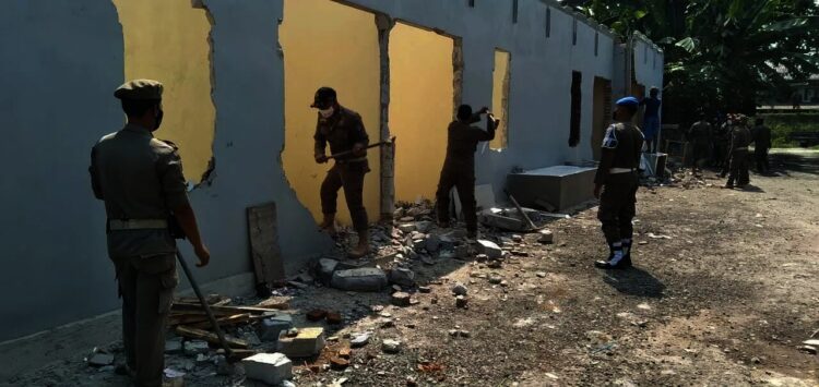 PEMBONGKARAN–Dinas Satuan Polisi Pamong Praja (Satpol Pol PP) Kabupaten Serang, membongkar bangunan kosan di Kecamatan Kragilan, Selasa (21/9/2021). Hal itu dilakukan, lantaran bangunan tersebut didirikan diatas lahan milik SDN 5 Kragilan. (ISTIMEWA)
