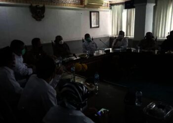 PERTEMUAN–Komisioner KPU Kabupaten Serang, datangi Wabup Pandji Tirtayasa, Senin (6/9/2021). Dalam kesempatannya, mereka mengajukan hibah lahan untuk gedung, gudang dan area parker KPU yang lebih representative. (SIDIK/SATELITNEWS.ID)