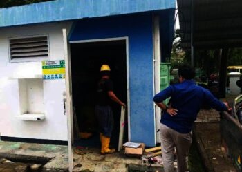 PERBAIKAN–Petugas tim teknis UPJ PLN Pandeglang, sedang memperbaiki gangguan di gardu DPRD Pandeglang, Rabu (29/9/2021). (NIPAL/SATELITNEWS.ID)