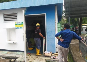 PERBAIKAN–Petugas tim teknis UPJ PLN Pandeglang, sedang memperbaiki gangguan di gardu DPRD Pandeglang, Rabu (29/9/2021). (NIPAL/SATELITNEWS.ID)