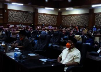 RAPAT PARIPURNA–Sejumlah kursi anggota dewan terlihat kosong, saat Rapat Paripurna DPRD Kabupaten Serang, Kamis (16/9/2021). (SIDIK/SATELITNEWS.ID)
