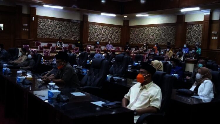 RAPAT PARIPURNA–Sejumlah kursi anggota dewan terlihat kosong, saat Rapat Paripurna DPRD Kabupaten Serang, Kamis (16/9/2021). (SIDIK/SATELITNEWS.ID)