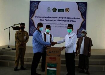 BANTUAN–Direktorat Jendral (Dirjen) Pendidikan Diniyah dan Pondok Pesantren (Ponpes) Kementerian Agama Republik Indonesia (Kemenag RI), menyalurkan bantuan Oksigen Konsentrator ke tiga Pondok Pesantren (Ponpes) di Kabupaten Serang, Senin (27/9/2021). (SIDIK/SATELITNEWS.ID)