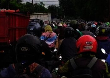 Perlintasan KA Jalan Maulana Hasanudin Sering Macet, Warga Minta Pos Jaga Dipindah