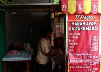 Beli Ayam Goreng Dua Porsi Pasutri Ini Dapat HP, Tapi Ngambilnya “Diam-diam”