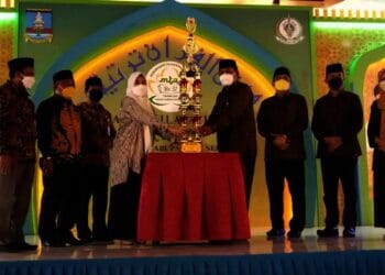 SERAHKAN PIALA JUARA–Wabup Serang Pandji Tirtayasa, serahkan piala MTQ ke juara umum yaitu perwakilan dari Kecamatan Tanara, Kamis (9/9/2021) malam. (ISTIMEWA)