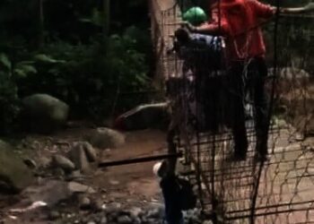 Terpeleset, Anak dan Ibu Jatuh dari Jembatan Gantung di Lebak, Suami Tergantung
