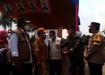 PANTAU TPS–Direktur Jenderal (Dirjen) Bina Pemerintahaan Desa Kementerian Dalam Negeri (Kemendagri), Yusharto Huntoyungo, meninjau langsung pelaksanaan Pilkades serentak di Kabupaten Serang, Minggu (31/10/2021). (ISTIMEWA)