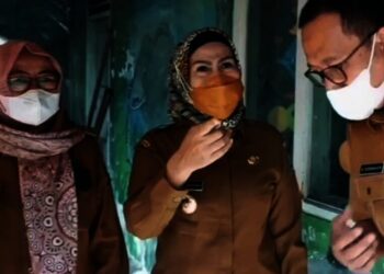 Bupati Serang Ratu Tatu Chasanah, berbincang dengan sejumlah ASN di lingkungan Pemkab setempat.