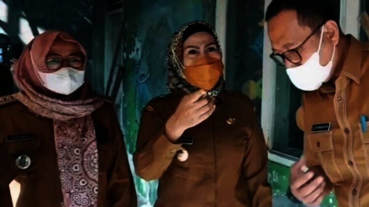 Bupati Serang Ratu Tatu Chasanah, berbincang dengan sejumlah ASN di lingkungan Pemkab setempat.