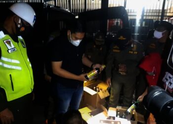 Pihak Polri, TNI dan Satpol PP Kabupaten Pandeglang sedang memeriksa Miras yang berhasil terjaring razia, beberapa waktu lalu. (ISTIMEWA)