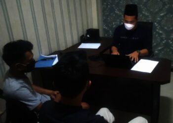 Anggota Satresnarkoba Polres Pandeglang, memeriksa pengedar dan pengguna narkoba, di ruang kerjanya, Minggu. (3/10/2021). (ISTIMEWA)