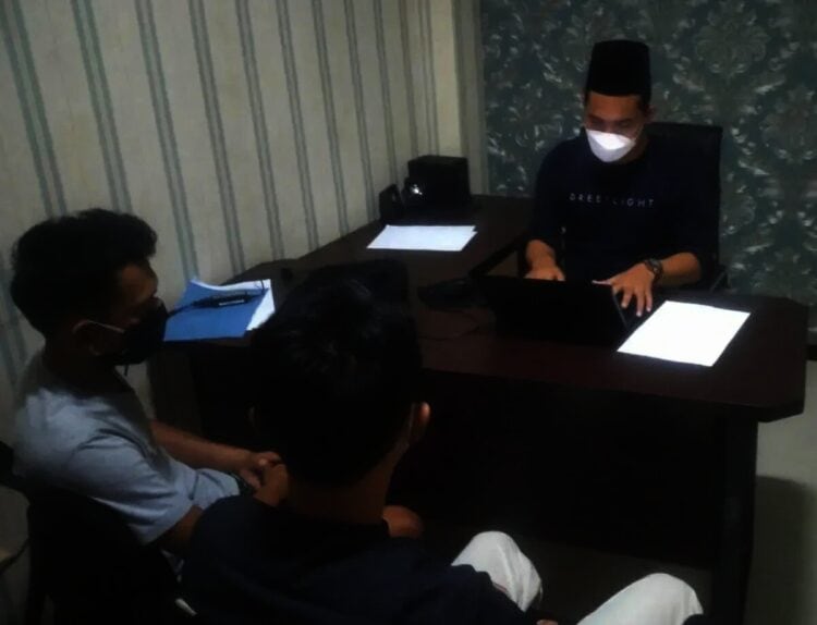 Anggota Satresnarkoba Polres Pandeglang, memeriksa pengedar dan pengguna narkoba, di ruang kerjanya, Minggu. (3/10/2021). (ISTIMEWA)