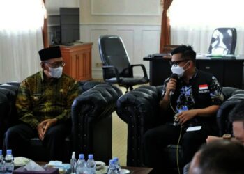 Wabup Pandeglang, Tanto Warsono Arban sedang menjelaskan kondisi Kabupaten Pandeglang kepada Bupati Banyu Asin bersama jajarannya di kantor Wabup Pandeglang, Senin (4/10/2021). (ISTIMEWA)