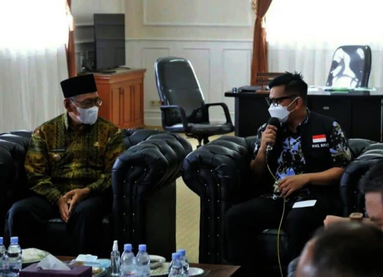 Wabup Pandeglang, Tanto Warsono Arban sedang menjelaskan kondisi Kabupaten Pandeglang kepada Bupati Banyu Asin bersama jajarannya di kantor Wabup Pandeglang, Senin (4/10/2021). (ISTIMEWA)