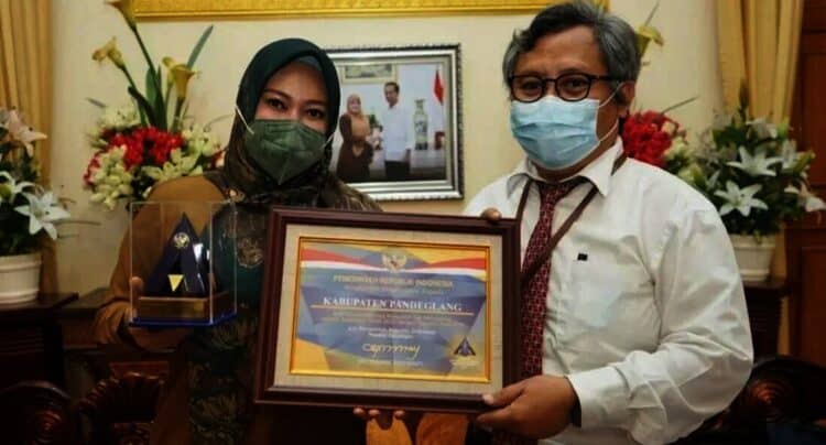 Bupati Pandeglang, Irna Narulita, menerima penghargaan dari Kemenkeu RI yang diserahkan melalui Kepala KPPN Pandeglang – Lebak, Wahyudi, di gedung Garuda Pendopo Bupati Pandeglang, Senin (11/10/2021). (ISTIMEWA)