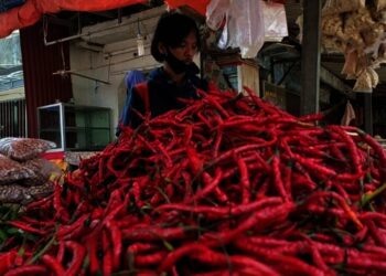 KENAIKAN HARGA–Pedagang bumbu dapur di Pasar Badak Pandeglang, sedang menjajakan barang dagangannya, Selasa (12/10/2021). (NIPAL SUTIANA/SATELITNEWS.ID)