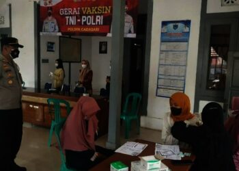 VAKSIN–Warga Kecamatan Cadasari, sedang disuntik vaksin Covid-19, di Aula Kecamatan Cadasari, Jumat (22/10/2021). (ISTIMEWA)