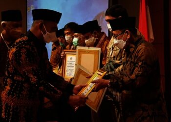 TERIMA PENGHARGAAN–Pj Sekda Pandeglang, Taufik Hidayat, sedang menerima penghargaan untuk Bupati Pandeglang dari PWRI, di salah satu hotel di Jakarta, beberapa waktu lalu. (ISTIMEWA)