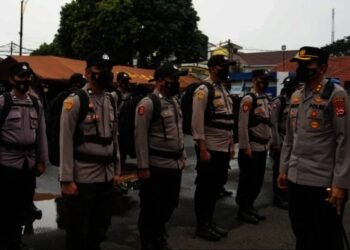 PERGESERAN PERSONEL–Kapolres Pandeglang, AKBP Belny Warlansyah, cek kesiapan personelnya yang bakal digeser ke Kabupaten Lebak, di Mapolres Pandeglang, Jumat (22/10/2021). (ISTIMEWA)