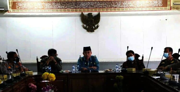 RAKOR–Rapat Koordinasi (Rakor) rencana pembongkaran Tempat Hiburan Malam (THM) disepanjang JLS, Kecamatan Kramatwatu, Kabupaten Serang, Kamis (14/10/2021). (ISTIMEWA)
