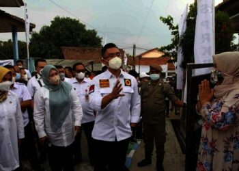 Wagub Banten Andik Hazrumy, didampingi Bupati Pandeglang Irna Narulita, meresmikan pemberian bantuan listrik dari Pemprov Banten, untuk 4 ribu warga Kecamatan Cadasari, Kabupaten Pandeglang, Rabu (13/10/2021). (ISTIMEWA)