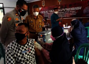 Jajaran Polsek Kramatwatu, melakukan vaksinasi tarhadap 400 orang warga, di Aula Kecamatan Kramatwatu, Selasa (19/10/2021). (ISTIMEWA)