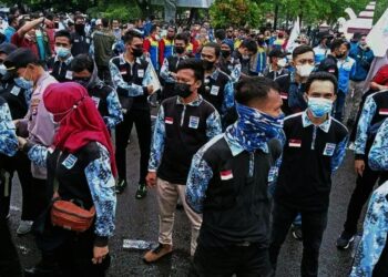 UNJUK RASA–Bertepatan dengan peringatan hari Sumpah Pemuda, serikat buruh berunjuk rasa di depan Pendopo Bupati, Kamis (28/10/2021). (SIDIK/SATELITNEWS.ID)