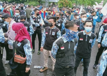 UNJUK RASA–Bertepatan dengan peringatan hari Sumpah Pemuda, serikat buruh berunjuk rasa di depan Pendopo Bupati, Kamis (28/10/2021). (SIDIK/SATELITNEWS.ID)