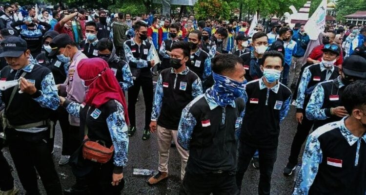 UNJUK RASA–Bertepatan dengan peringatan hari Sumpah Pemuda, serikat buruh berunjuk rasa di depan Pendopo Bupati, Kamis (28/10/2021). (SIDIK/SATELITNEWS.ID)
