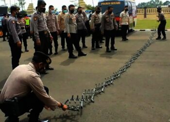 Kapolres Serang AKBP Yudha Satria, memeriksa kendaraan, baik roda dua, roda empat, maupun kendaraan taktis dan peralatan lainnya, di halaman Mapolres Serang, Rabu (27/10/2021). (ISTIMEWA)
