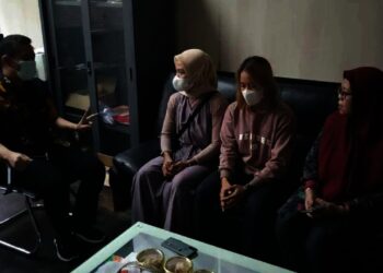 Kabag Humas DPRD Kabupaten Serang, memberikan pengarahan terhadap Atlet peraih medali emas, terkait rencana besok. (ISTIMEWA)