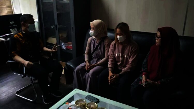 Kabag Humas DPRD Kabupaten Serang, memberikan pengarahan terhadap Atlet peraih medali emas, terkait rencana besok. (ISTIMEWA)