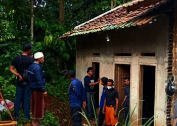 Rumah milik Bustanul Arifin (33), warga Kampung Kadu Kancas, RT 01 RW 01, Desa Banjarsari, Kecamatan Anyer, Kabupaten Serang, tersambar petir, Senin (18/10/2011). (ISTIMEWA)
