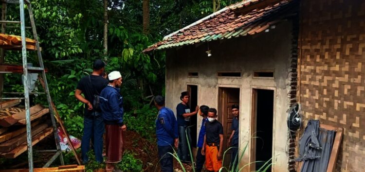 Rumah milik Bustanul Arifin (33), warga Kampung Kadu Kancas, RT 01 RW 01, Desa Banjarsari, Kecamatan Anyer, Kabupaten Serang, tersambar petir, Senin (18/10/2011). (ISTIMEWA)