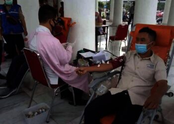 DONOR DARAH–Seorang pekerja sosial, mendonorkan darahnya dalam kegiatan donor darah, yang digelar Dinsos Kabupaten Serang bersama PMI Kabupaten Serang, Selasa (5/10/2021). (ISTIMEWA)