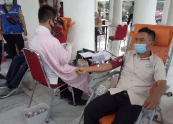 DONOR DARAH–Seorang pekerja sosial, mendonorkan darahnya dalam kegiatan donor darah, yang digelar Dinsos Kabupaten Serang bersama PMI Kabupaten Serang, Selasa (5/10/2021). (ISTIMEWA)