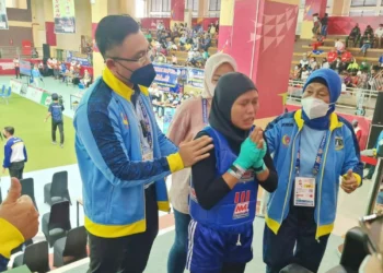 Ke Final, Atlet Muay Thai Banten Menangis Dipeluk Wagub Andika