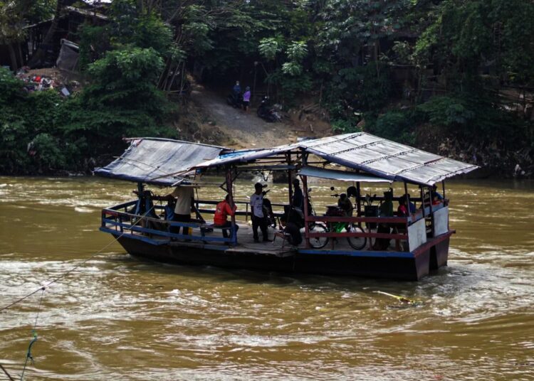 Potret Jasa Penyeberangan Perahu Eretan di Neglasari Kota Tangerang