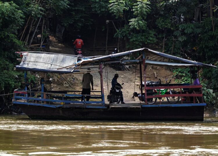 Potret Jasa Penyeberangan Perahu Eretan di Neglasari Kota Tangerang