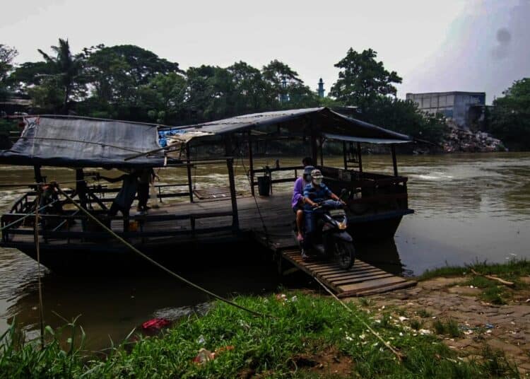 Potret Jasa Penyeberangan Perahu Eretan di Neglasari Kota Tangerang