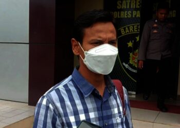 PENUHI PANGGILAN–Ayah kandung korban kekerasan,  Adi Rahayu, sedang diwawancara wartawan, usai menjalani proses pemanggilan di Mapolres Pandeglang, Selasa (5/10/2021). (ISTIMEWA)