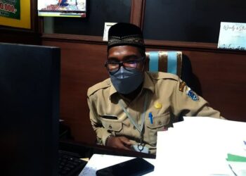 Sekretaris Distan Pandeglang, Nasir, sedang di wawancara wartawan di ruang kerjanya. (ISTIMEWA)