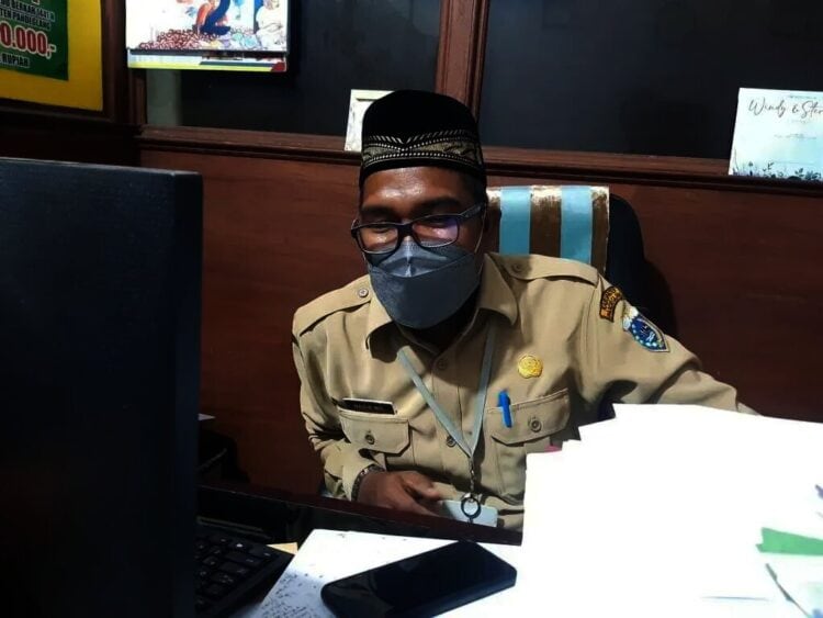 Sekretaris Distan Pandeglang, Nasir, sedang di wawancara wartawan di ruang kerjanya. (ISTIMEWA)